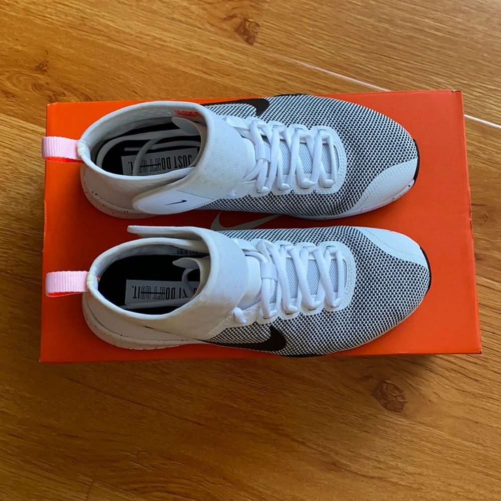 NEW NIKE Air Zoom Strong 2 - size 6
